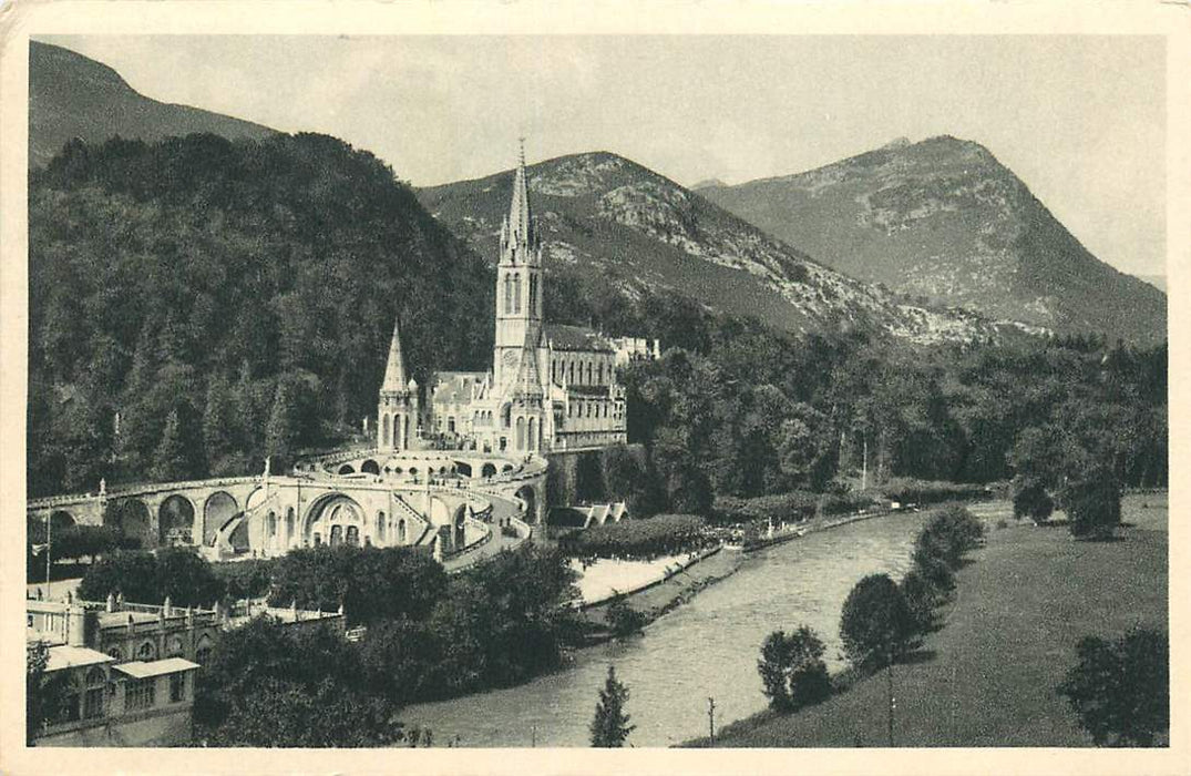 Lourdes La Basilique et le Gave