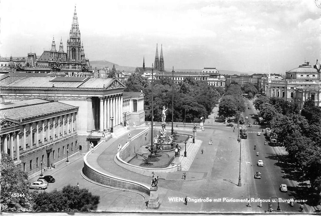 Wien Ringstrabe mit Parlament