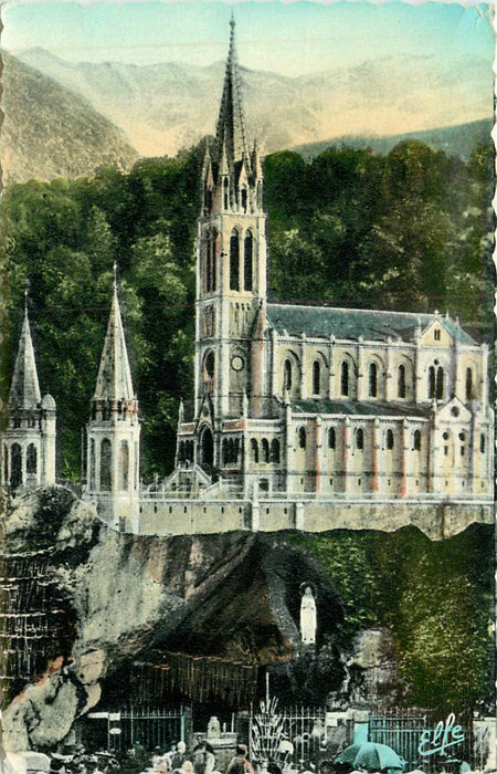 Lourdes La Grotte et la Basilique