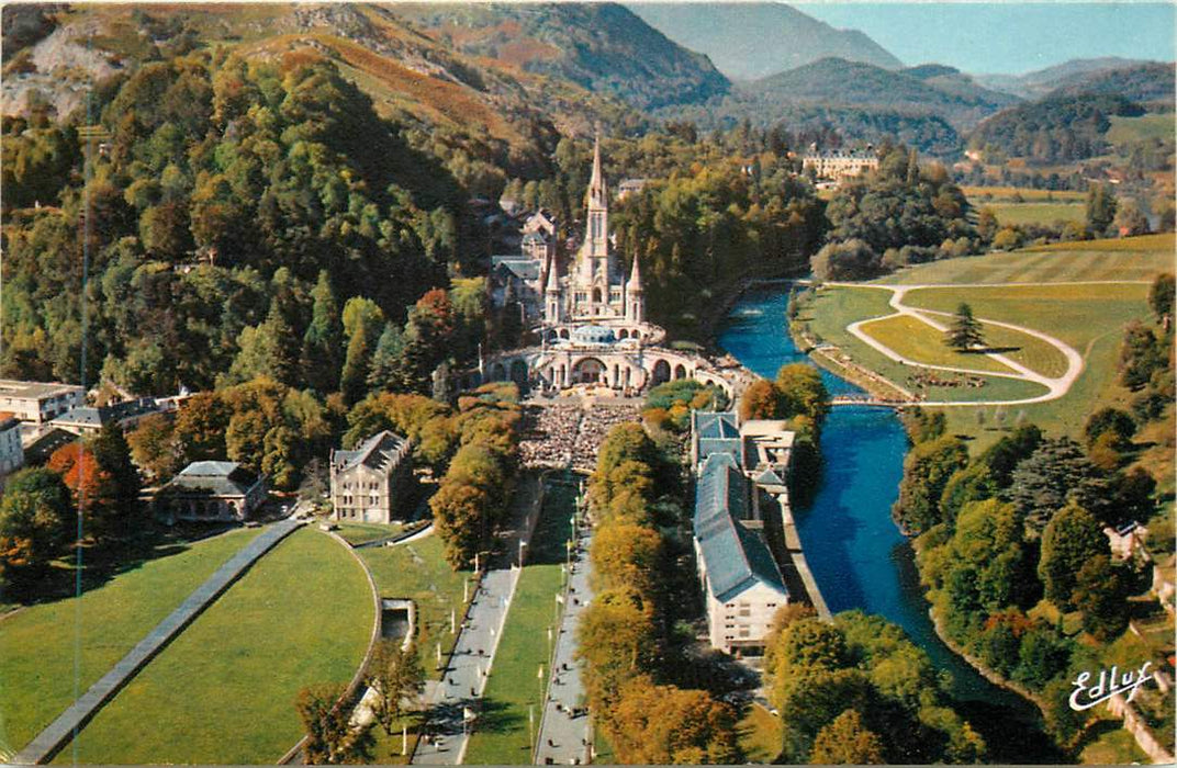 Lourdes Vue aerienne sur la Basilique