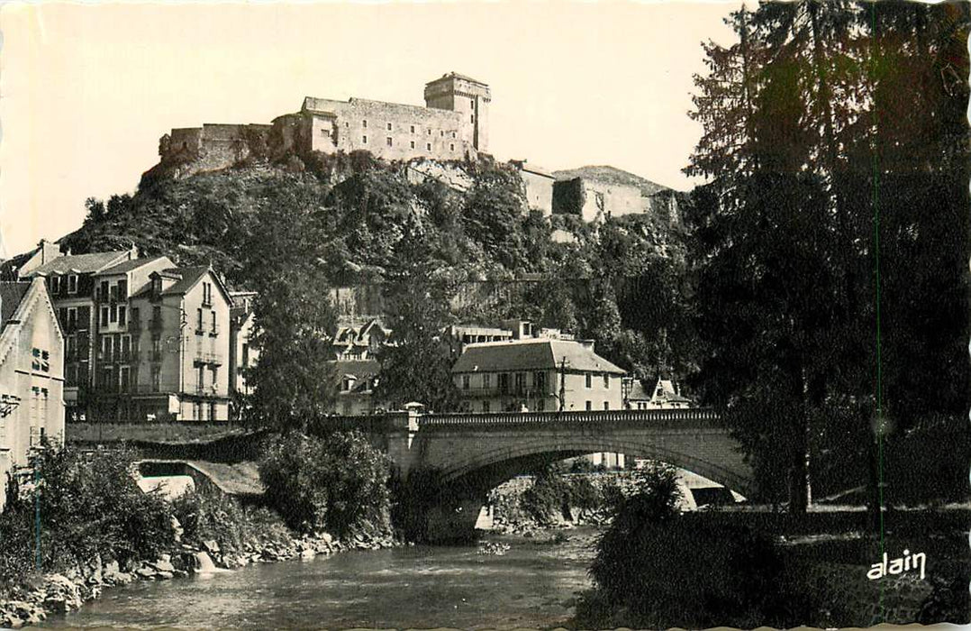 Lourdes Le Chateau fort et le Gave