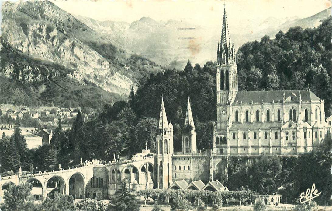 Lourdes Vue plongeante sur la Basilique