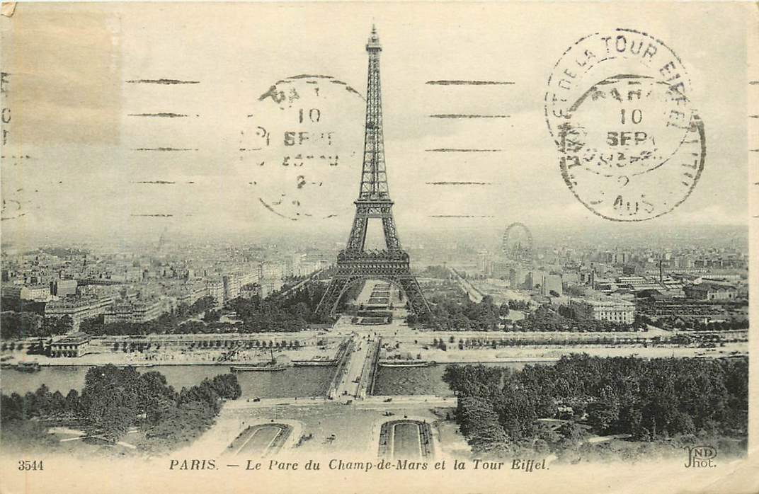Paris Le Pare du Champ-de-Mars et la Tour Eiffel