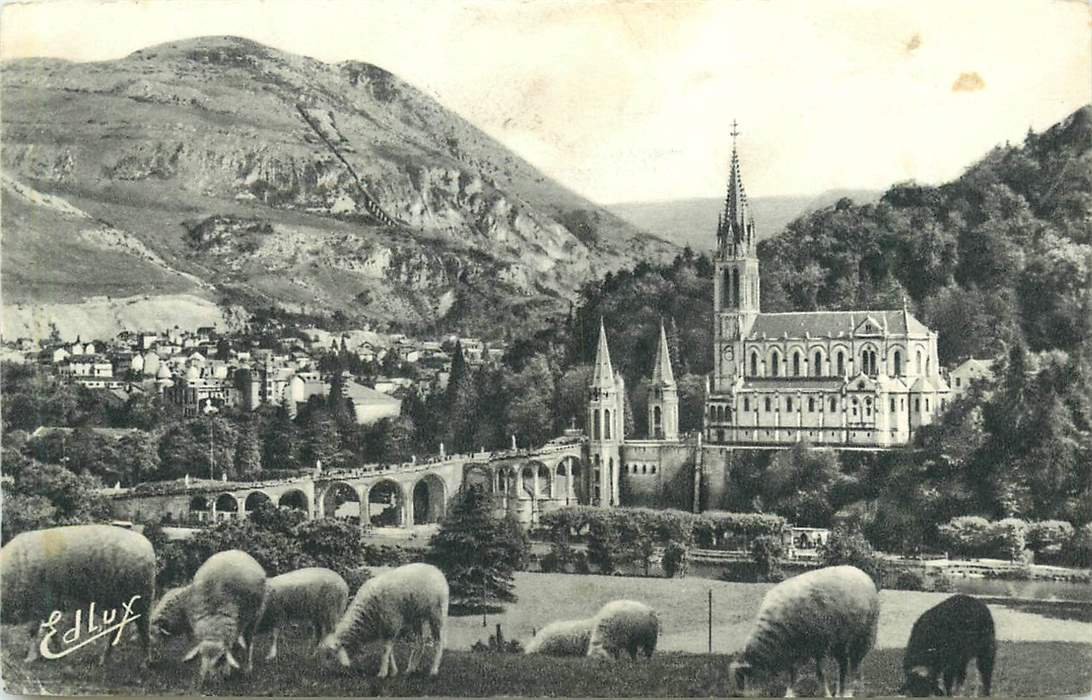 Lourdes La Basilique et le Pic du Jer