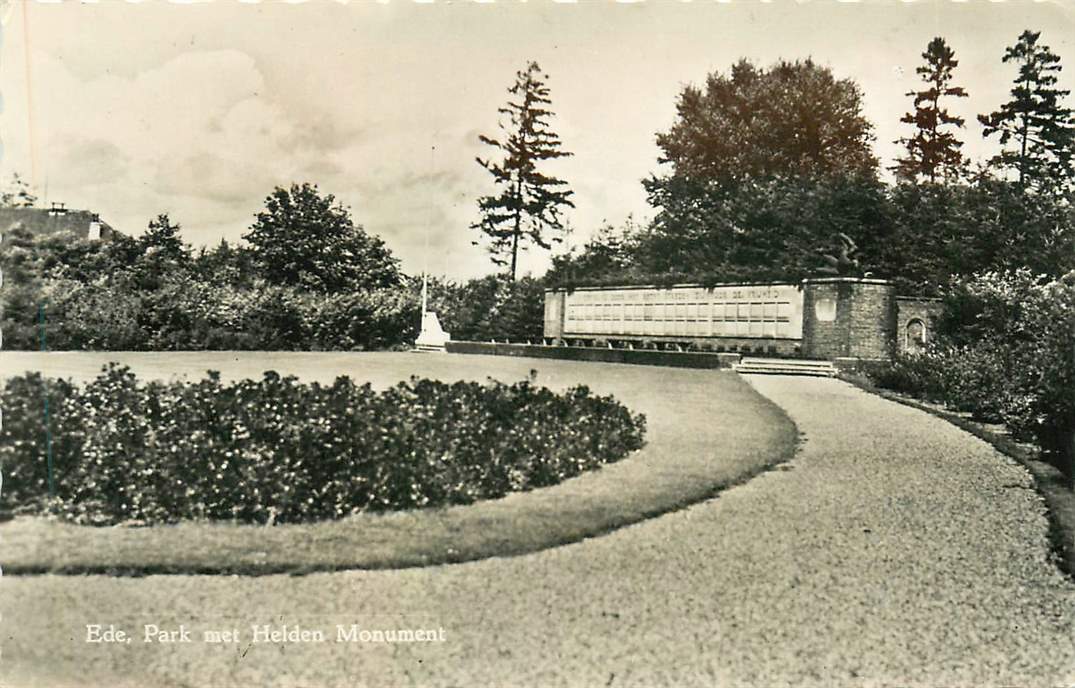 Ede Park met Helden Monument