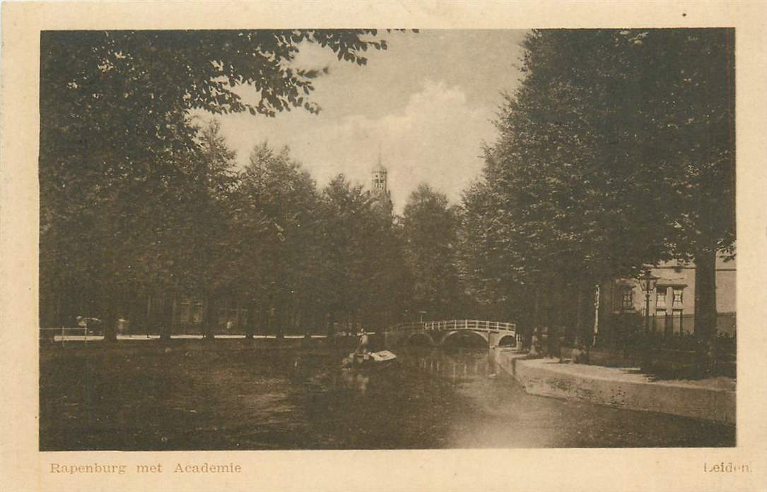 Leiden Rapenburg met Academie