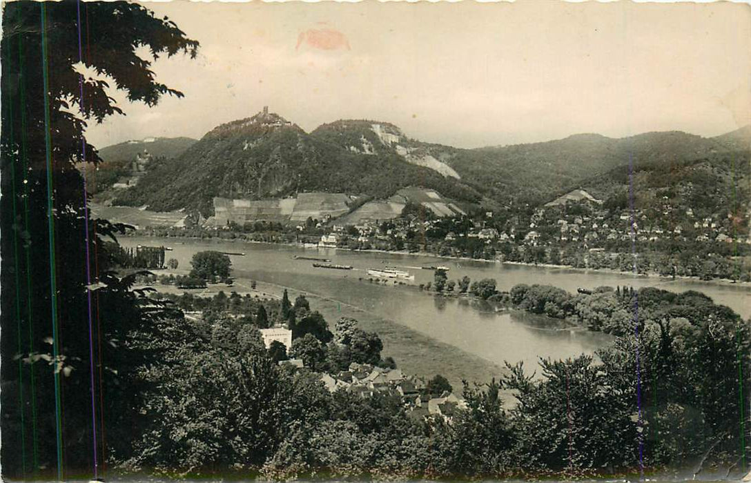 Blick uber den Rhein auf den Drachenfels