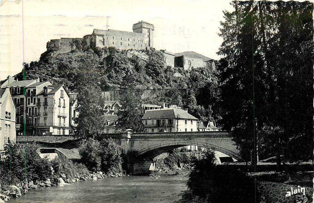 Lourdes Le Chateau fort et le Gave