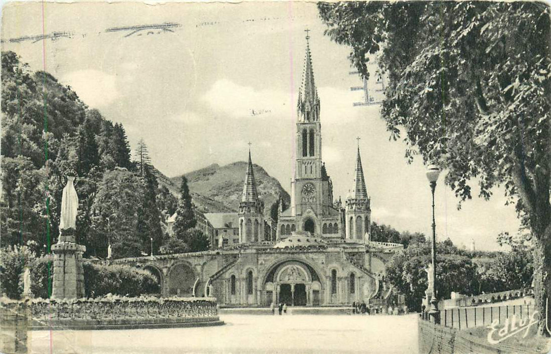 Lourdes la basilique