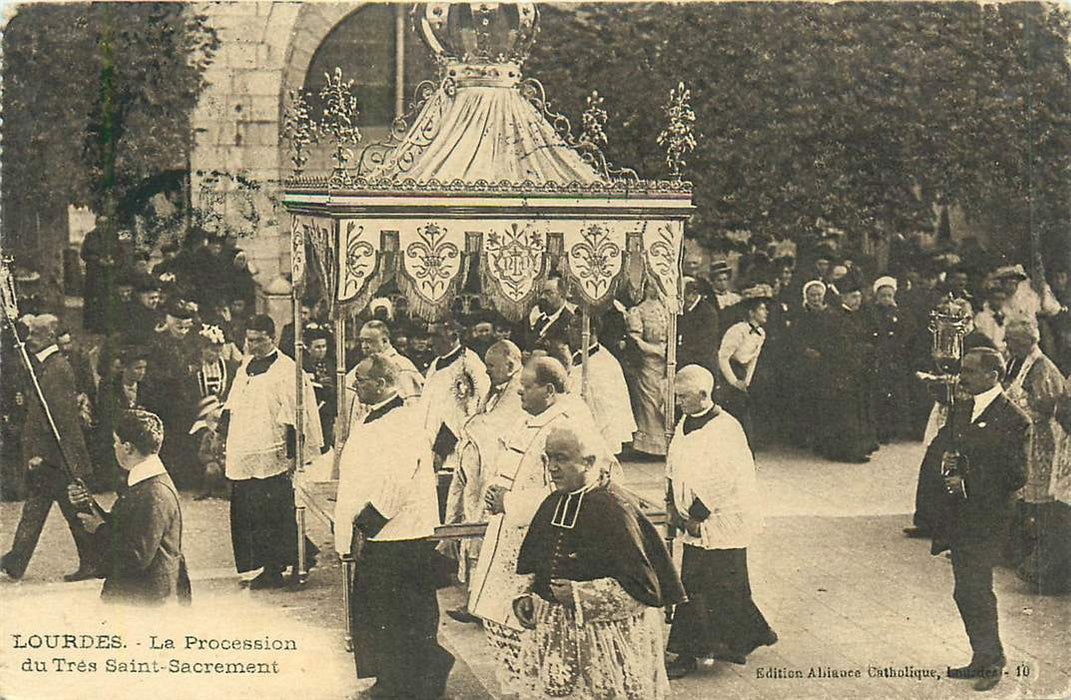 Lourdes La Procession du Tres Saint-Sacrement