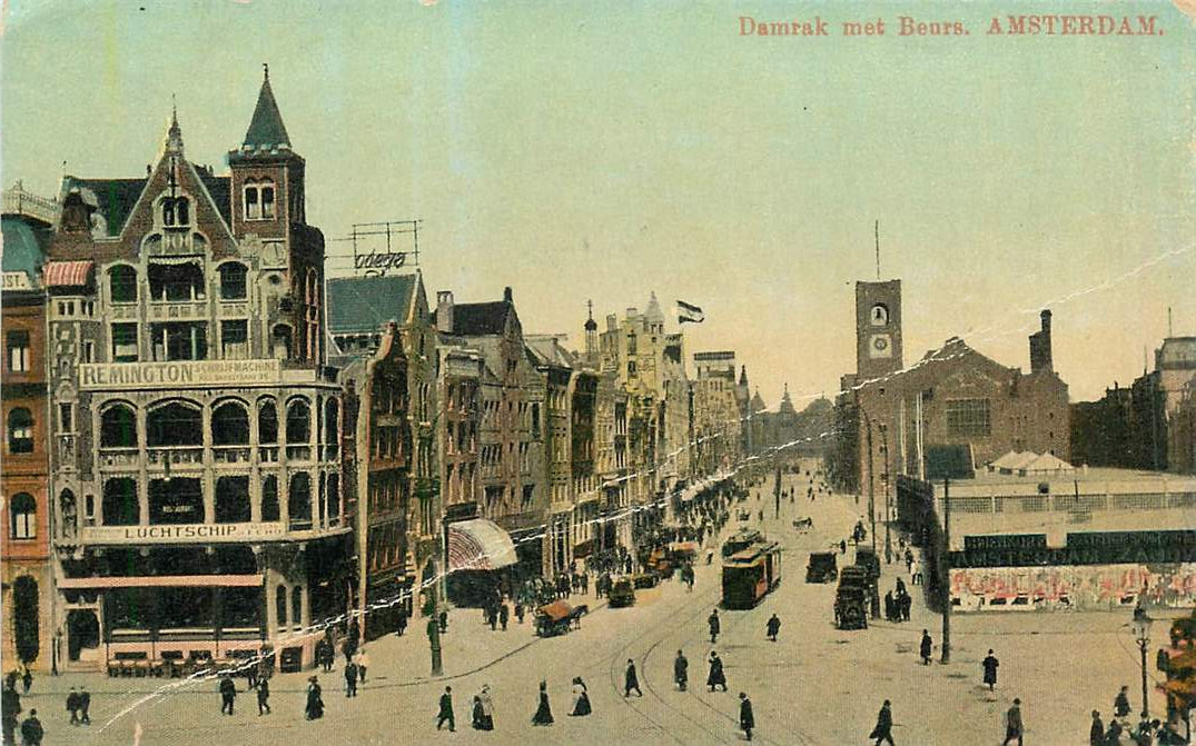 Amsterdam Damrak met Beurs