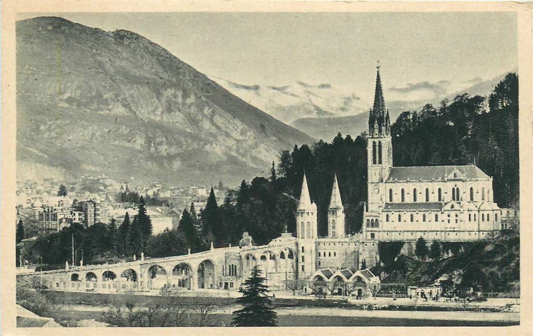 Lourdes La Basilique et le Pic du Jer