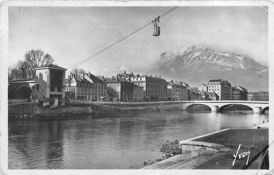 Grenoble Les quais au fond le moucherotte