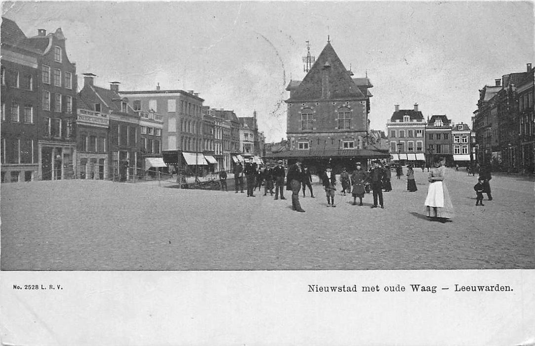 Leeuwarden Nieuwstad met oude Waag