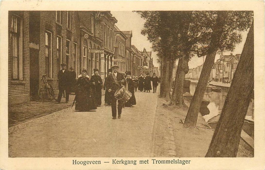 Hoogeveen Kerkgang met Trommelslager