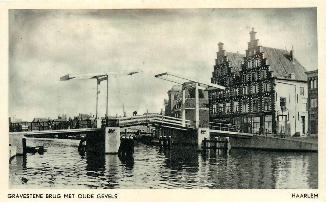 Haarlem Gravestene brug met oude gevels