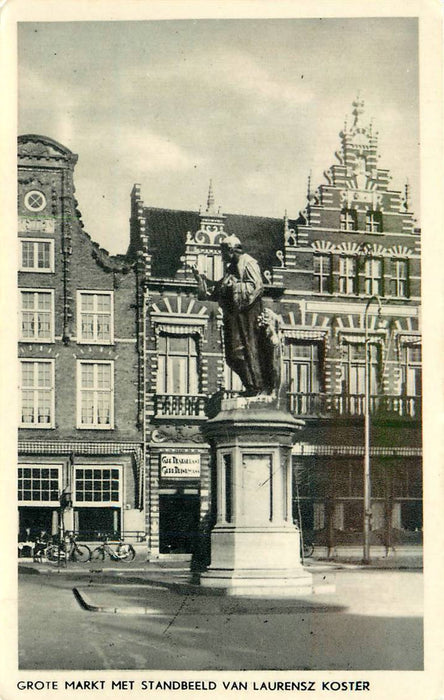 Haarlem Grote Markt met Standbeeld van Laurensz Koster