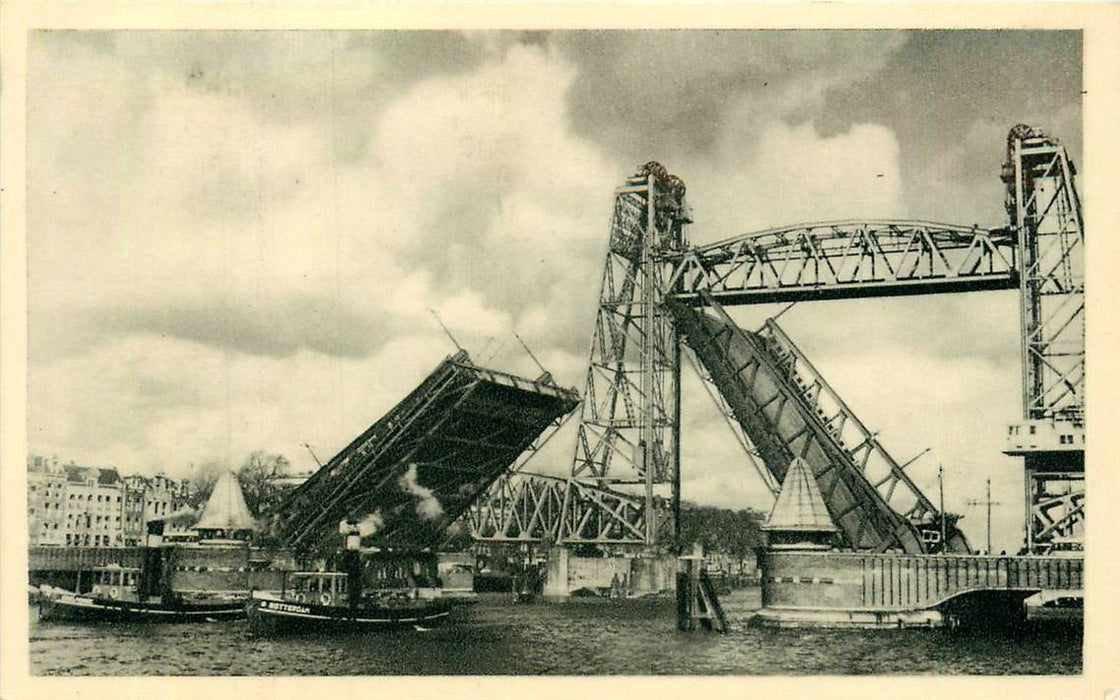 Rotterdam Spoorbrug met geopende Koningsbrug