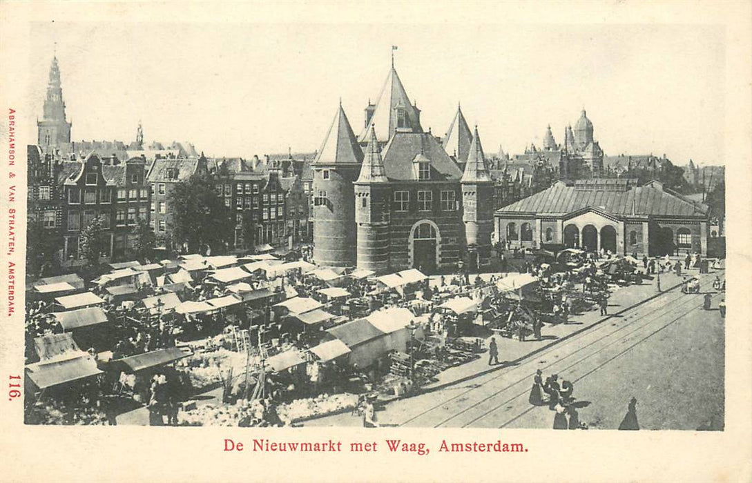 Amsterdam De Nieuwmarkt met Waag