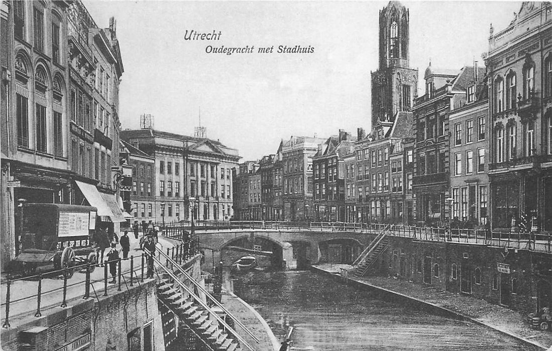 Utrecht Oudegracht met Stadhuis