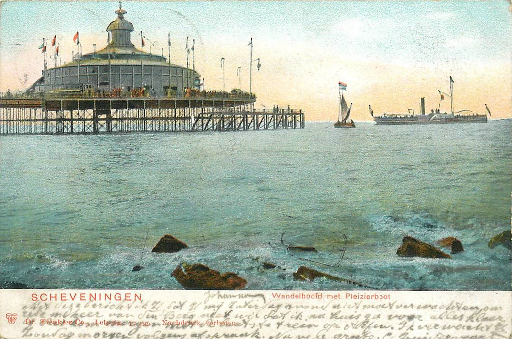 Scheveningen Wandelhoofd met Plezierboot