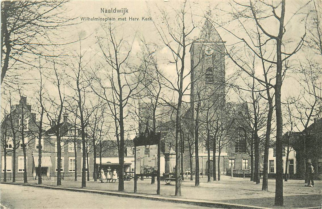 Naaldwijk Wilhelminaplein met Kerk