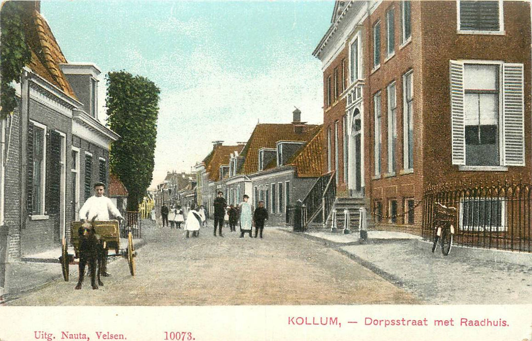 Kollum Dorpsstraat met Raadhuis