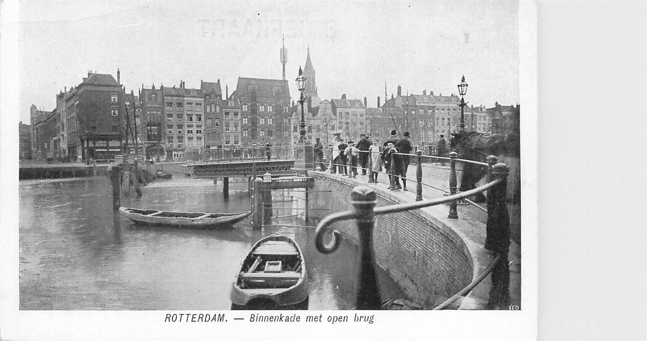 Rotterdam Binnenkade met open brug