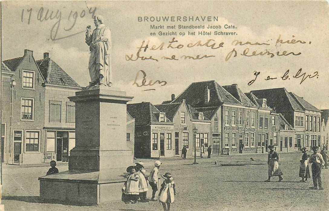 Brouwershaven Markt met Standbeeld