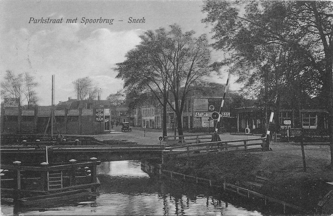 Sneek Parkstraat met Spoorbrug