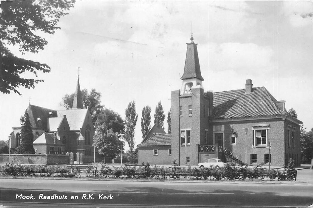 Mook Raadhuis en RK Kerk