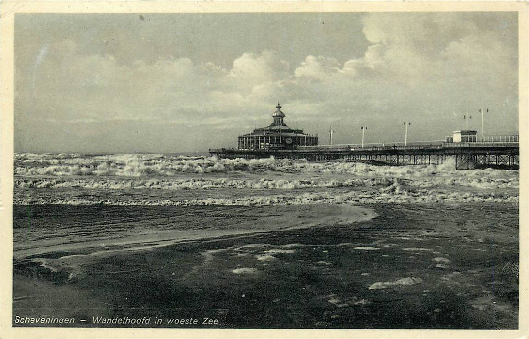 Scheveningen Wandelhoofd in Woeste Zee