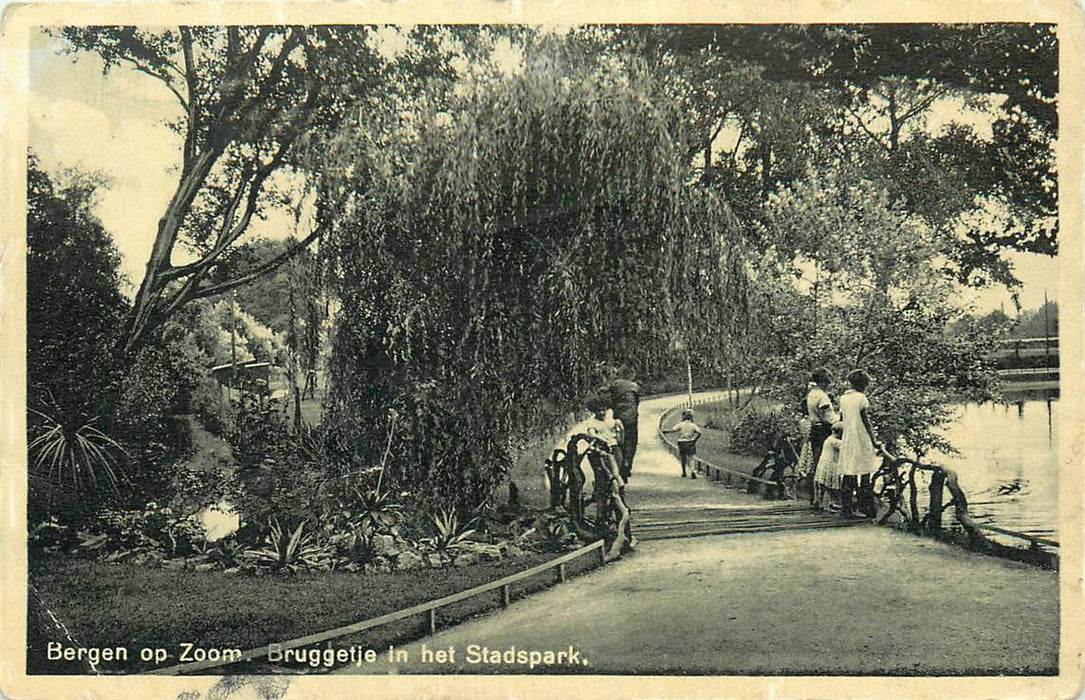 Bergen op Zoom  Bruggetje in het Stadspark