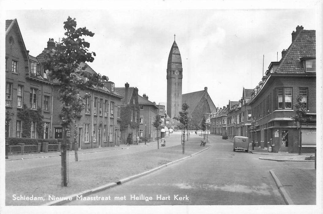 Schiedam Nieuwe Maasstraat met Heilige Hart Kerk