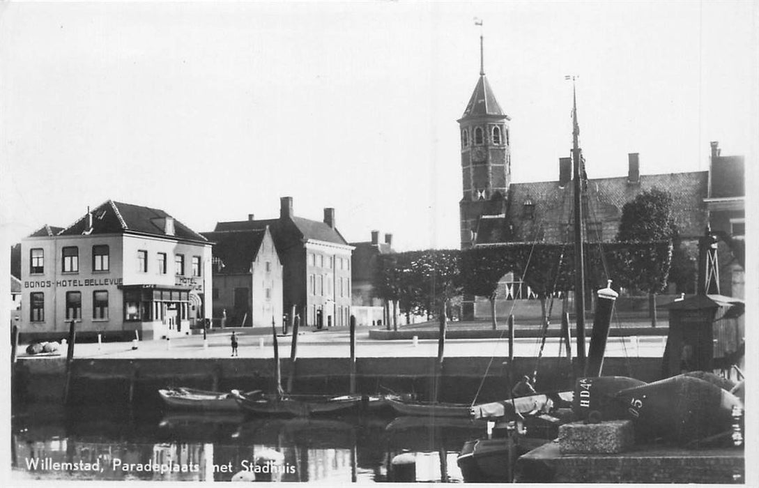 Willemstad Paradeplaats met Stadhuis