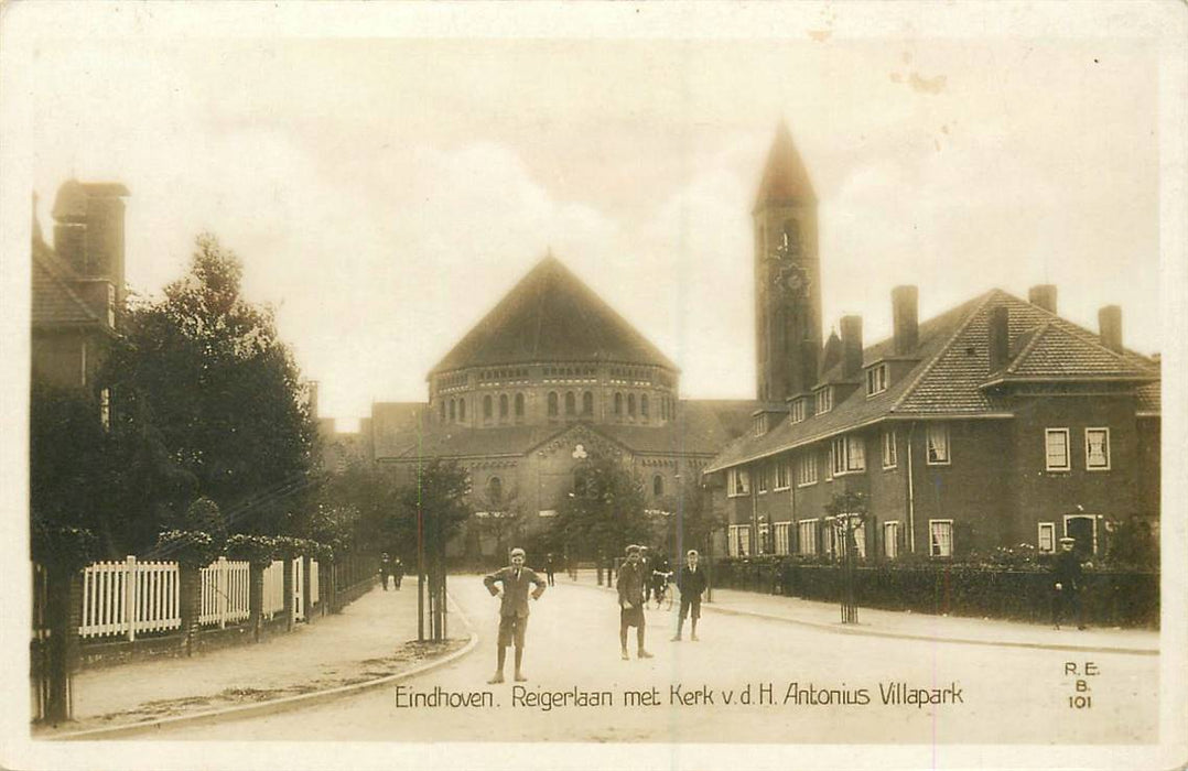 Eindhoven Reigerlaan met Kerk v.d. H. Antonius Villapark