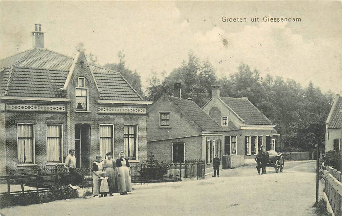 Giessendam mensen op straat, paard en wagen