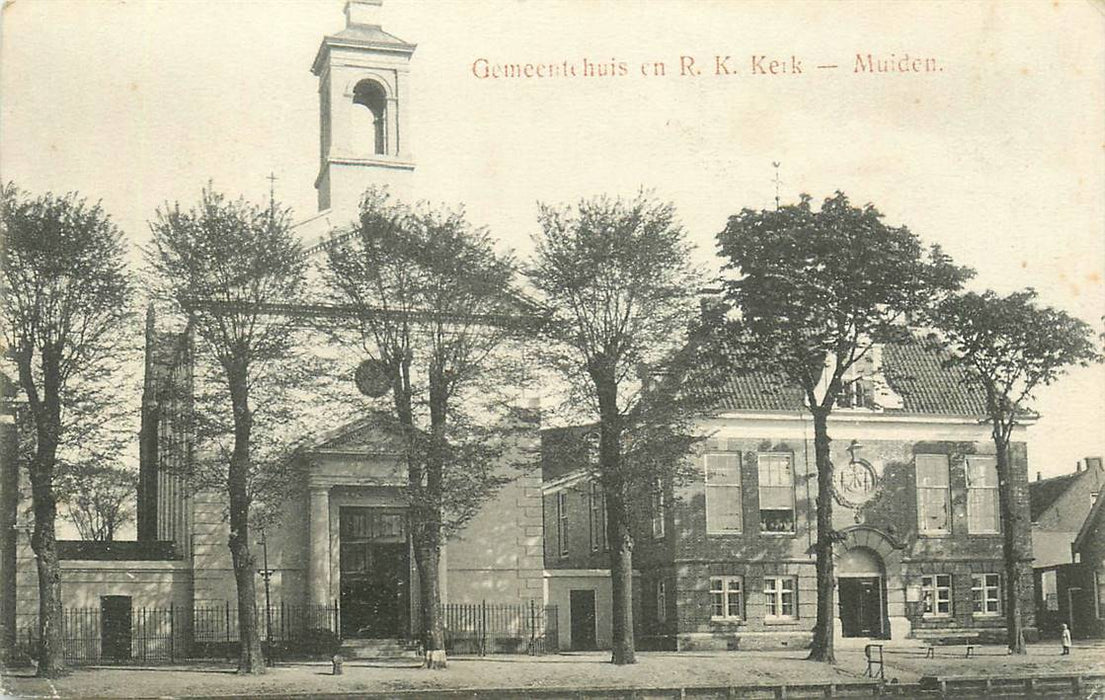 Muiden Gemeentehuis en RK Kerk